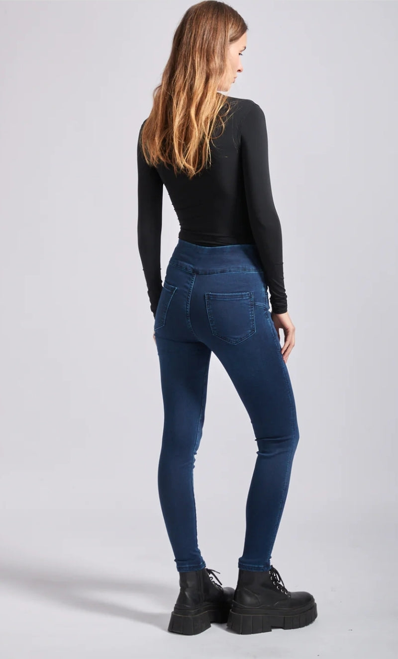 High waist jeans in navy blue